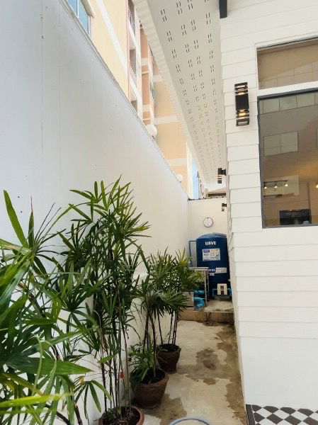 picture Newly built house for rent in the heart of Sathorn, on 38 sq m of land, near BTS Surasak. - 3/17