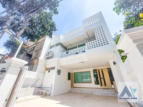 🔼🔽 AccomA 📩  3 BR House in Phra Khanong Nuea (AA35744)