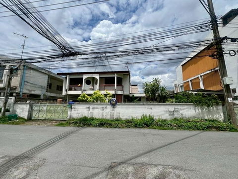 Land for Sale in Sukhumvit 71, Soi Pridi Banomyong 14. Easy access to Ekkamai, Thonglor, On Nut, and Pattanakarn