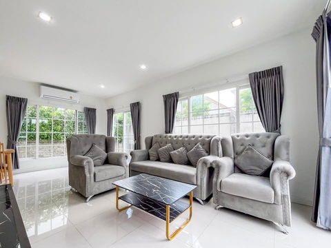 🏡✨ ให้เช่าบ้าน พร้อมเฟอร์นิเจอร์ โกลเด้น นีโอ สาทร 3 ห้องนอน 170 ตรม. 💰 55,000 บาท/เดือน