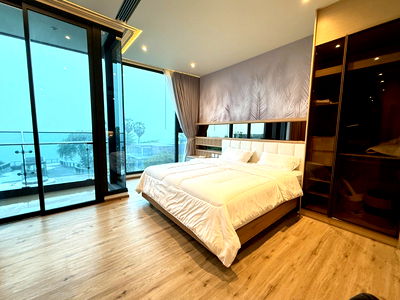คอนโดให้เช่า : Luxury Beachfront Condo | Price: 45,000 Baht / month Location : Arom Wongamat  Unit on 5th floor with stunning sea view.
