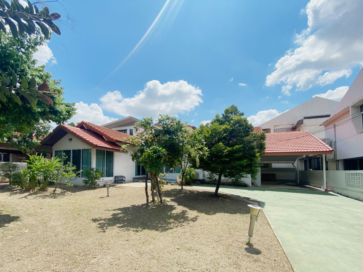 picture Rare Opportunity: Prime Land 221 SQW. with 2 Residences | Ladprao – Phahonyothin 24 - 3/5