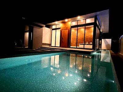 บ้านเดี่ยว ชลบุรี : บ้าน Pool Villa เดินทางสะดวก พร้อมสระว่ายน้ำยาวขนานกับตัวบ้าน📍ทำเล: หนองปรือ พัทยา, 2 ห้องนอน 3 ห้องน้ำ 