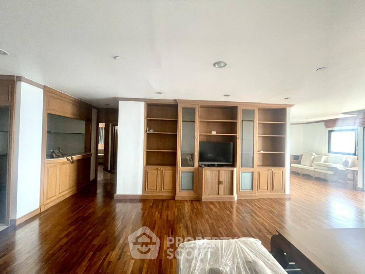 picture 3-BR Condo at Sathorn Gardens near MRT Si Lom (ID 2037543) - 2/23