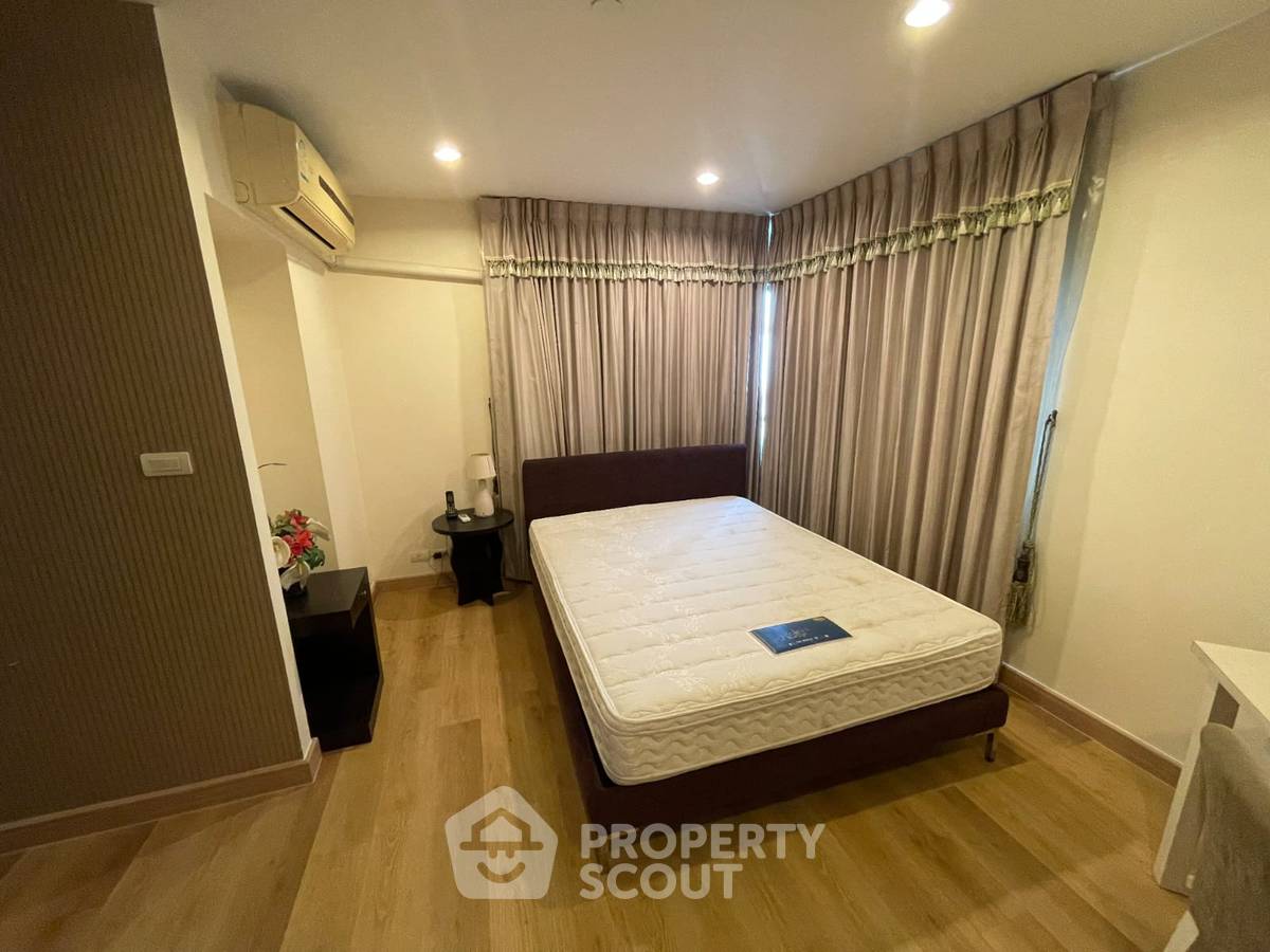 picture 3-BR Condo at Sathorn Gardens near MRT Si Lom (ID 2297847) - 10/27