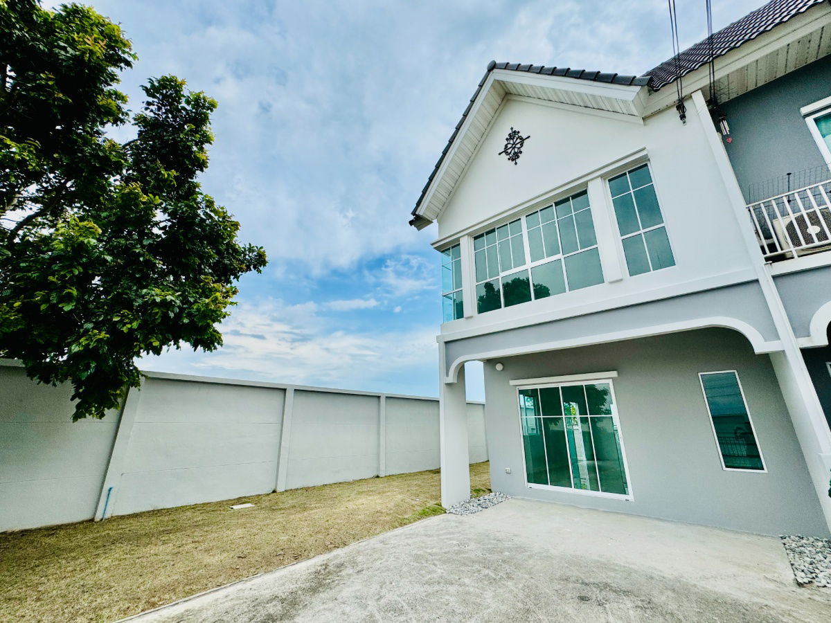 picture Corner Townhome for Sale at Modi Villa Ladkrabang - Suvarnabhumi | Brand New Home with Lake View, Prime Location near Airport - 1/12