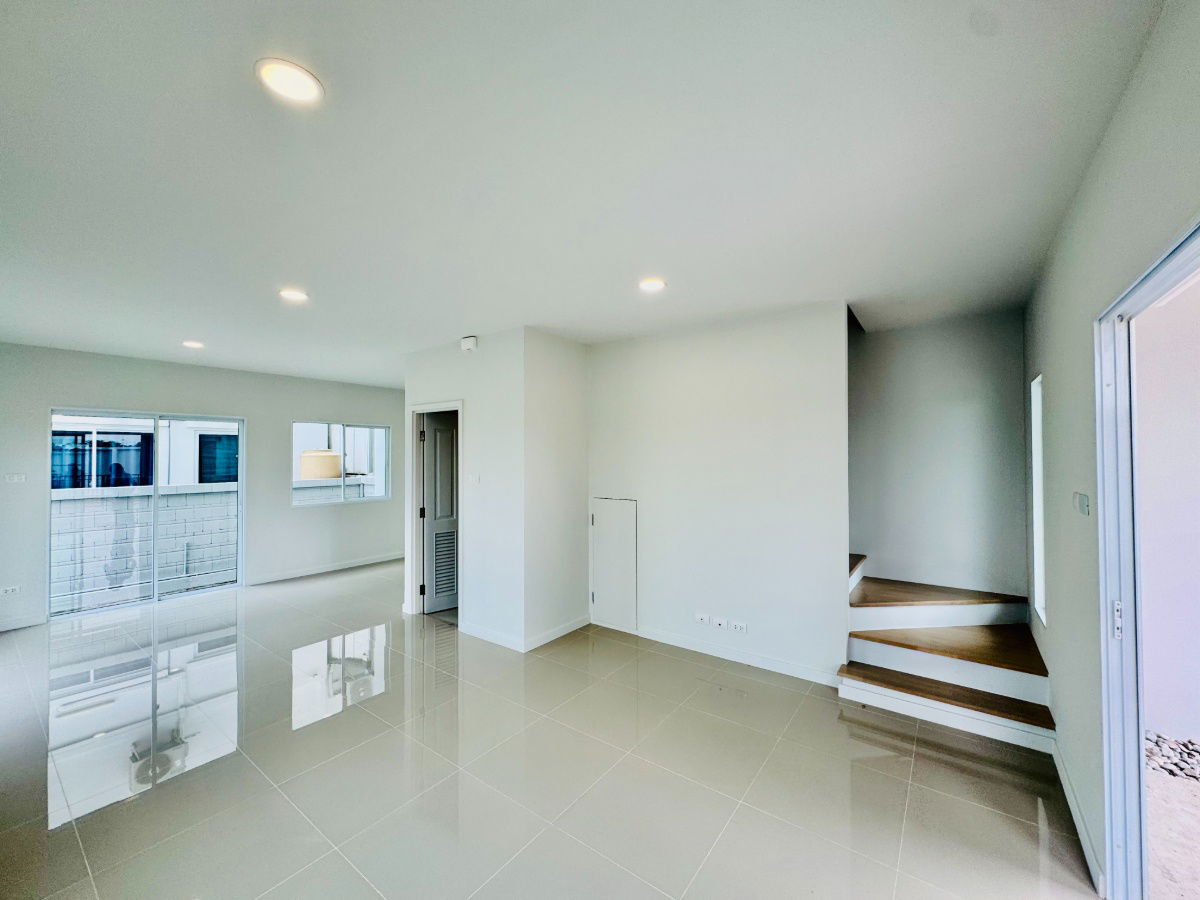 picture Corner Townhome for Sale at Modi Villa Ladkrabang - Suvarnabhumi | Brand New Home with Lake View, Prime Location near Airport - 8/12