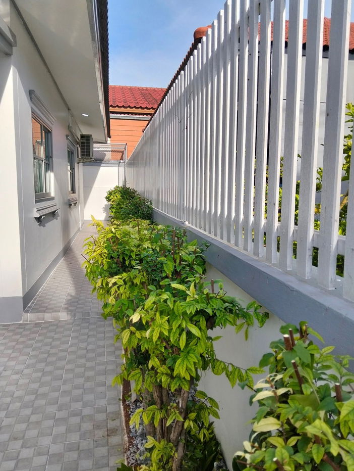 รูป บ้านเดี่ยวราคาพิเศษ📍หมู่บ้านสิริศา 11 ติดถนนบายพาส กรุงเทพ–พัทยา (ทล.7) 2 ห้องนอน | 2 ห้องน้ำ 💰 ราคาพิเศษ ลดจาก 3.29 ลบ. เหลือเพียง 2,980,000 บาท - รูปที่ 9/10