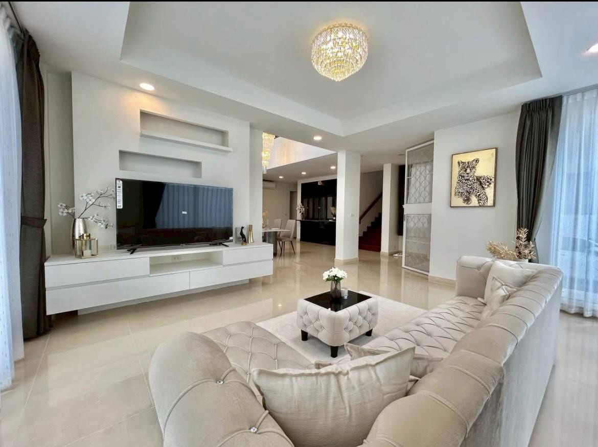 picture 🏡✨ Luxury 3-story detached house for rent near MRT Huai Khwang, 5 bedrooms, fully furnished, 320 sq m. 💰 180,000 baht/month - 1/10