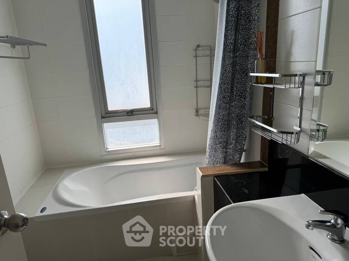 picture 2-BR Condo at Sukhumvit Plus near BTS Phra Khanong (ID 2298114) - 2/15
