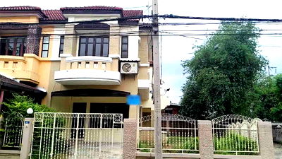 Townhouses for rent Lamlukka 13 : 2-story townhouse for rent in Busarin Village , Lam Luk Ka Khlong 2, Pathum Thani.