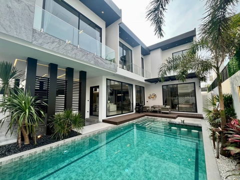 ขายบ้านตกแต่งหรู สไตล์โมเดิร์น ใกล้หาดจอมเทียน, 5 ห้องนอน  6 ห้องน้ำ ราคาขาย: 22,000,000 บาท