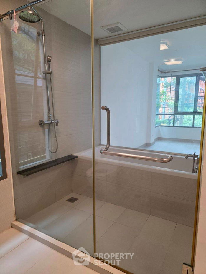 picture 2-BR Condo at Issara @ 42 Sukhumvit Condominium near BTS Ekkamai (ID 2168722) - 4/20