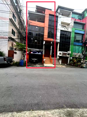 Home office for sale Bangkok : 5-story office for sale, Soi Nawamin 31 (10 m. to the main road), 32 sq m, 4 parking spaces, good condition, ready to use! Very urgent!!