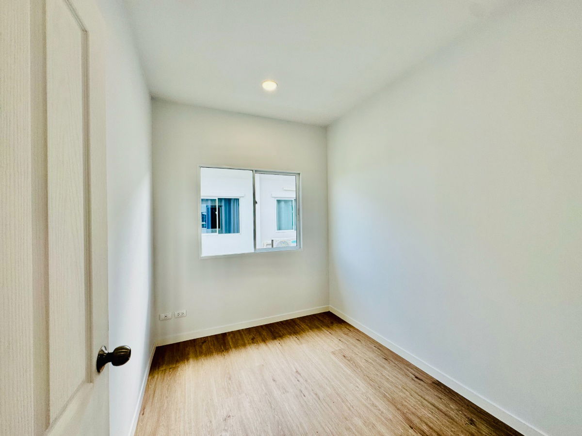 picture Corner Townhome for Sale at Modi Villa Ladkrabang - Suvarnabhumi | Brand New Home with Lake View, Prime Location near Airport - 6/12