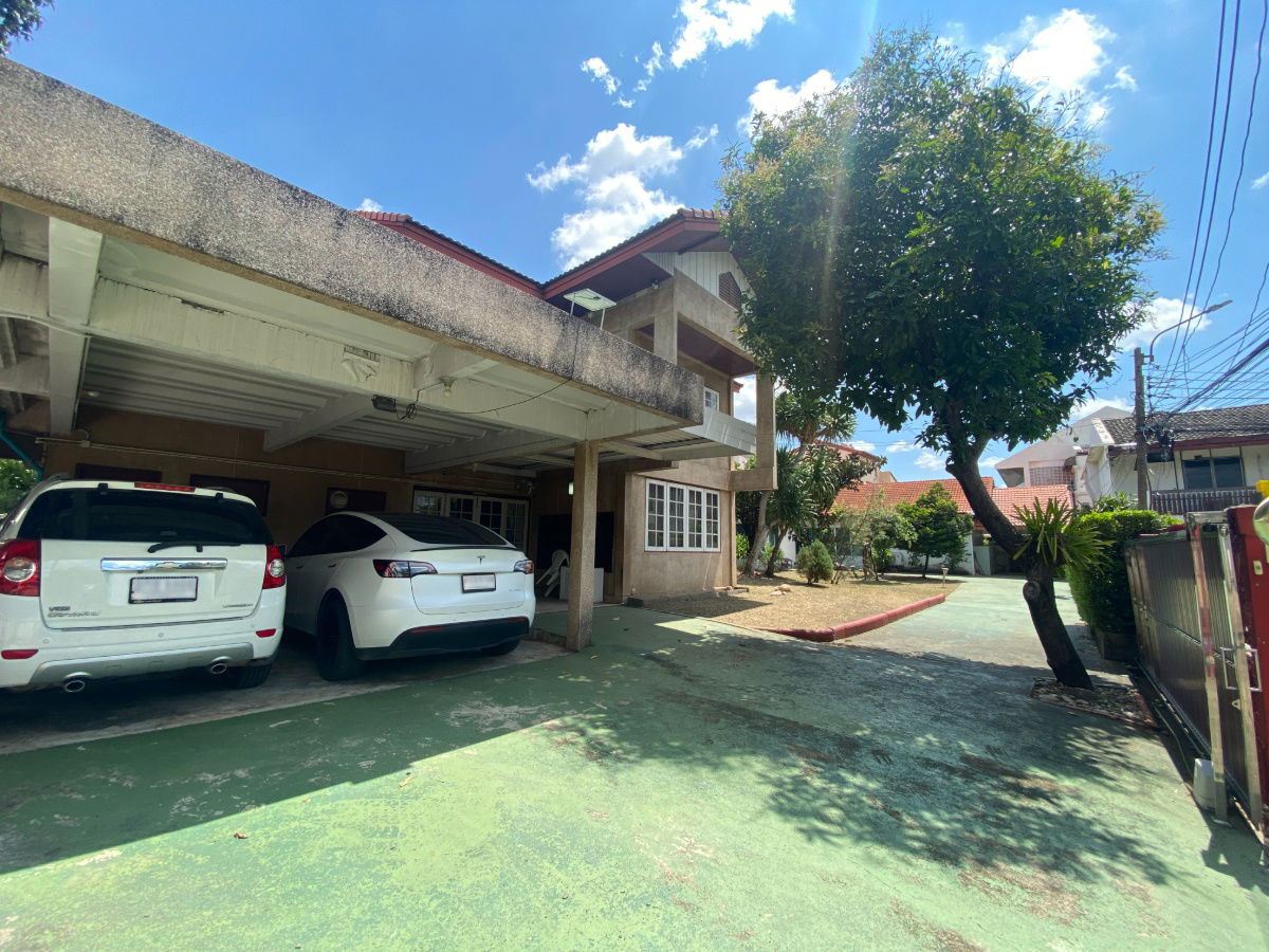 picture Rare Opportunity: Prime Land 221 SQW. with 2 Residences | Ladprao – Phahonyothin 24 - 1/5