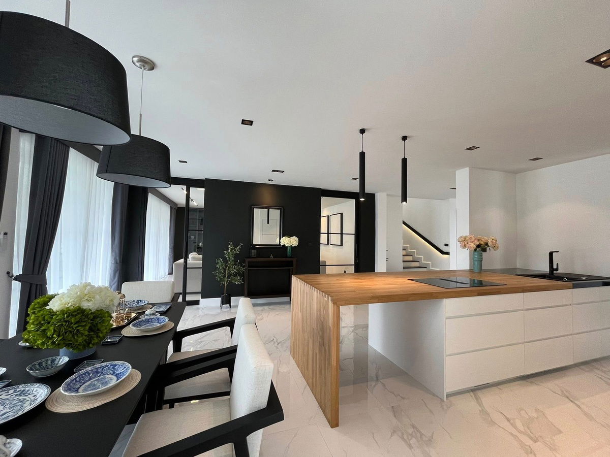 picture Luxury British Executive Home |Rent: 180,000 THB/month Location : Mabprachan  Starting from: 5(+1) Bedrooms | 7 Bathrooms - 2/6