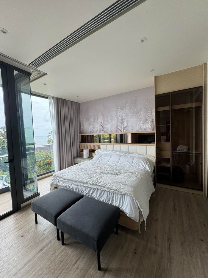 รูป Luxury Beachfront Condo | Price: 45,000 Baht / month Location : Arom Wongamat  Unit on 5th floor with stunning sea view. - รูปที่ 4/11