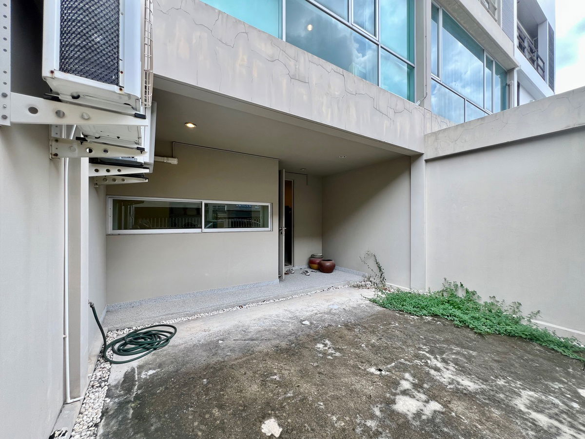 picture For Sale: 3-Story Townhome, Prime Location on Main Road – Noble Cube Pattanakarn - 4/26