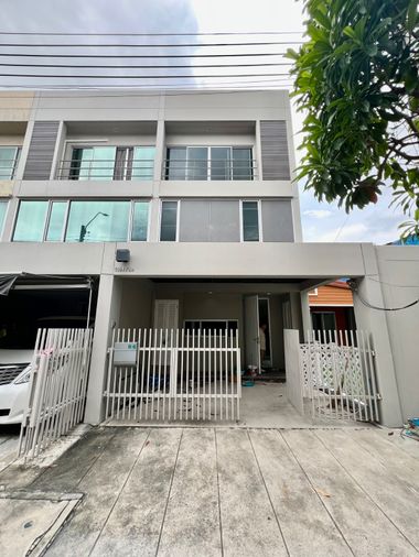 For Sale: 3-Storey Corner Townhome with Large Space in Prime Location – Noble Cube Pattanakarn
