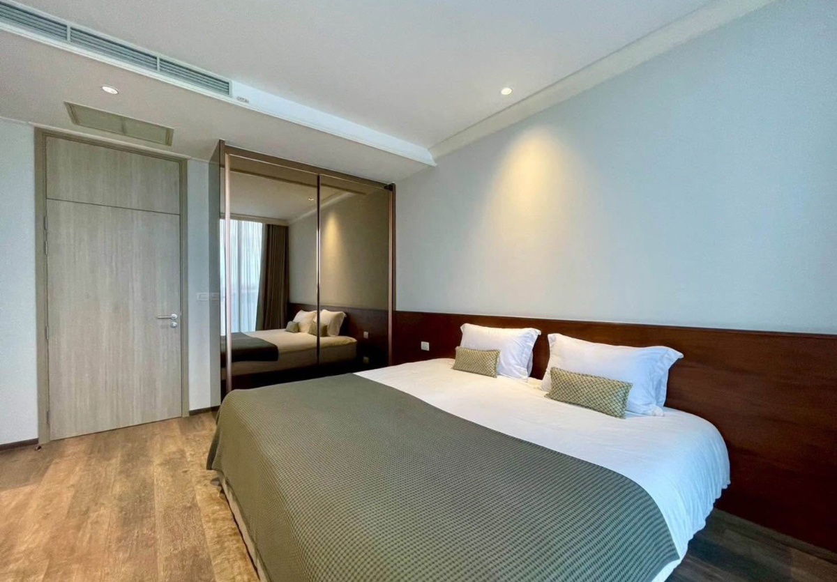 picture Noble                     Ploenchit  - 7/18