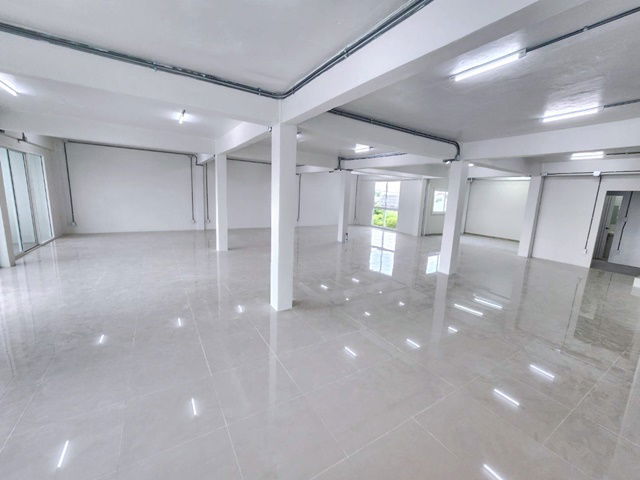 picture just 800 meters from MRT Yaek Lam Sali 75 sq.wa. 1175sq.m. for rent: 3 adjoining units, 4.5 stories - 5/8