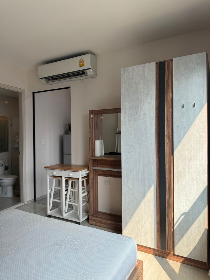 picture Studio type!!! Ready to move in fully furnished!! - 5/8