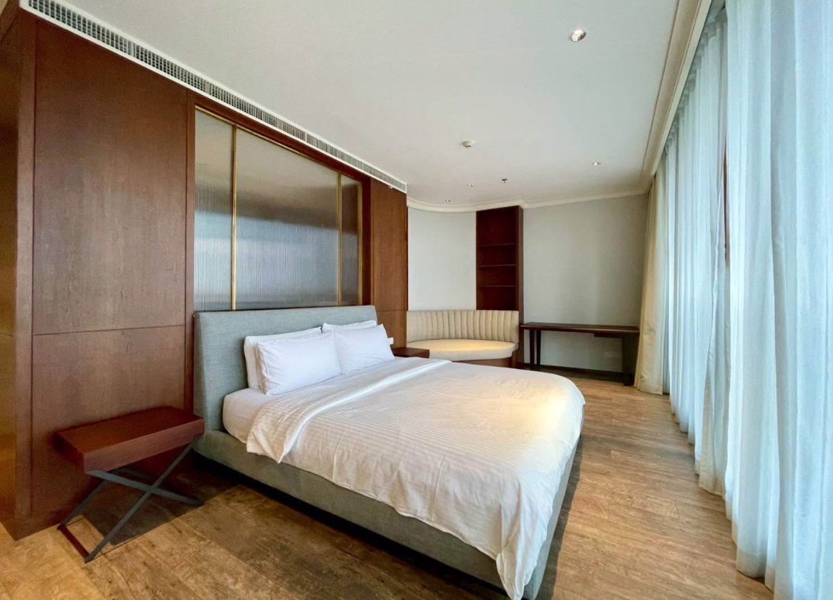 picture Noble                     Ploenchit  - 9/18