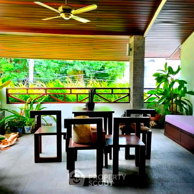 Townhouses for sale BTS Phra Khanong : Rare Find! 4 Bedroom Townhouse for Sale/Rent at Ekkamai Soi 10 (ID 544778)