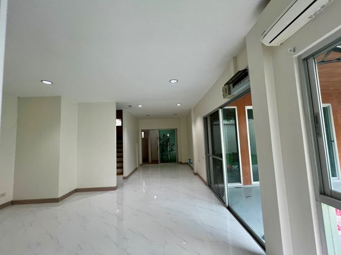 3-bed townhouse for sale, 221 sqm, 40.5 sq wah, NOBLE CUBE PATTANAKARN