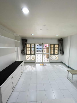 For rent: 3-story townhouse, next to Ram Intra Expressway, rent only 28,000 baht, suitable for selling online. Line ID: @951qfbfi