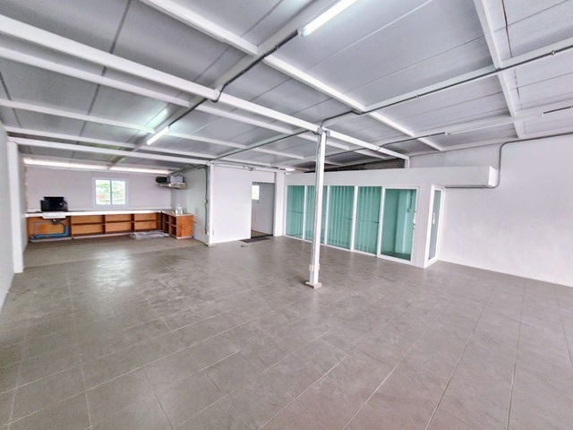 picture just 800 meters from MRT Yaek Lam Sali 75 sq.wa. 1175sq.m. for rent: 3 adjoining units, 4.5 stories - 4/8