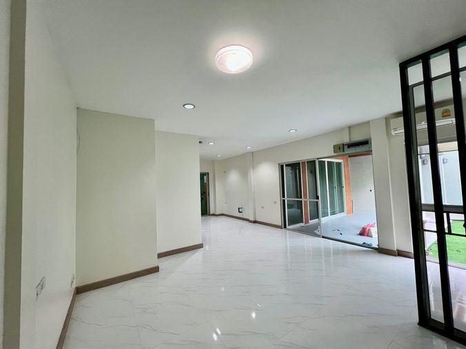 3-bed townhouse for sale, 221 sqm, 40.5 sq wah, NOBLE CUBE PATTANAKARN