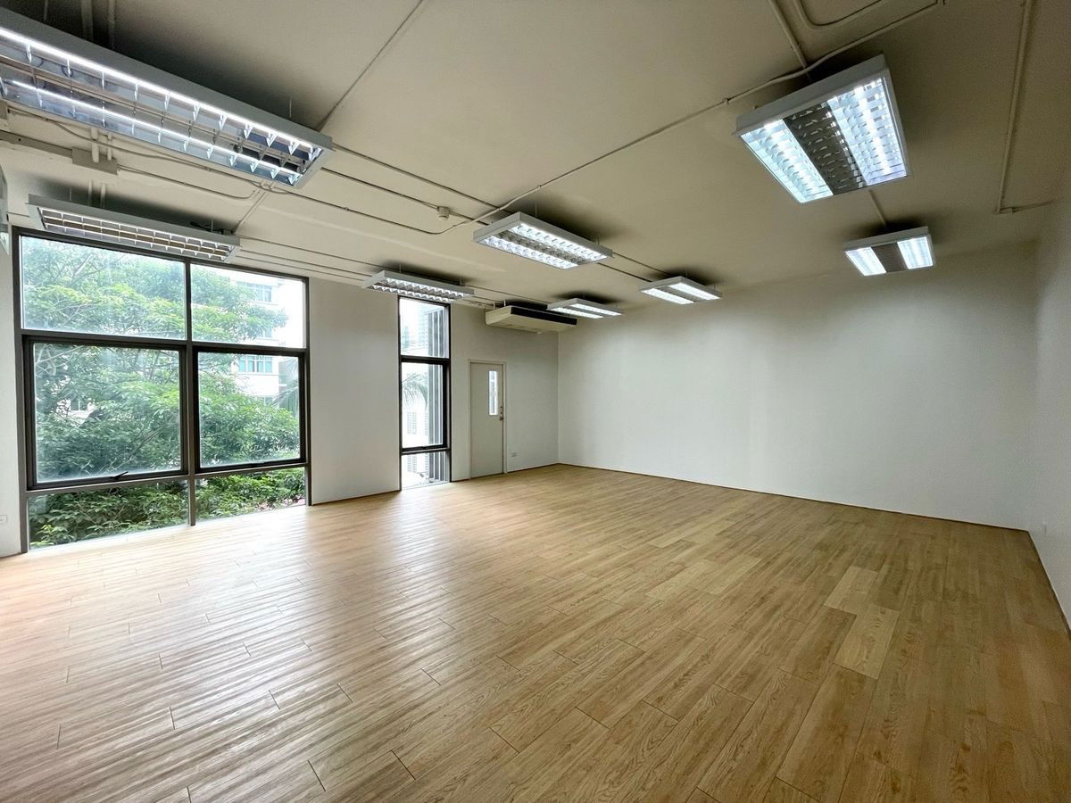 picture WS3198 🏢 Office for rent, Mobicom Building 3 – Sathorn–Narathiwat, near BTS Chong Nonsi, only 30,000 baht/month. - 1/4