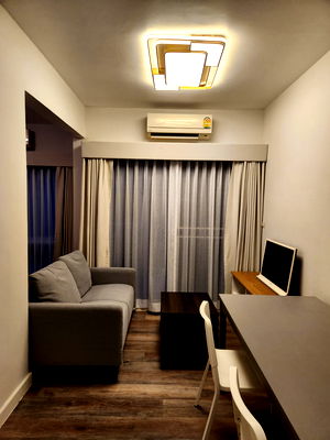 ขายคอนโด : ขายถูก คอนโด ห้องพิเศษ หายาก 42 ตารางเมตร พร้อมระเบียงริมสระว่ายน้ำ