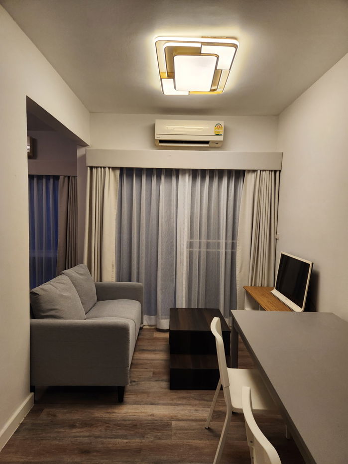 รูป ขายถูก คอนโด ห้องพิเศษ หายาก 42 ตารางเมตร พร้อมระเบียงริมสระว่ายน้ำ - รูปที่ 1/19