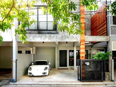 ทาวน์โฮม ชาญอิสสระ ทาวเวอร์ 2 : ขาย🔥🔥 ทาวน์โฮม 2 ชั้น ทำเลบนถนนสุขุมวิท 49 ราคาพิเศษ 📲0809895553