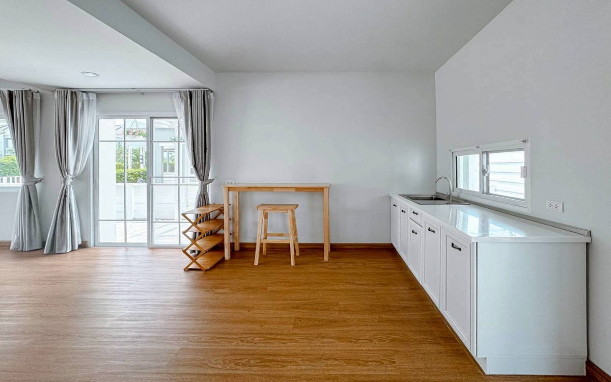 picture Semi-detached house for sale "The Village Rangsit-Wongwaen" in American Cottage style with independent walls giving the feeling of a single house. - 10/20