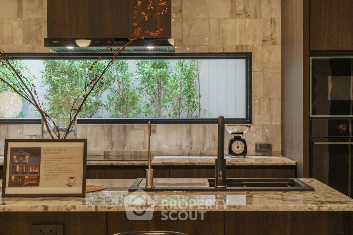 picture 4-BR Townhouse close to Sukhumvit (ID 2175437) - 11/30