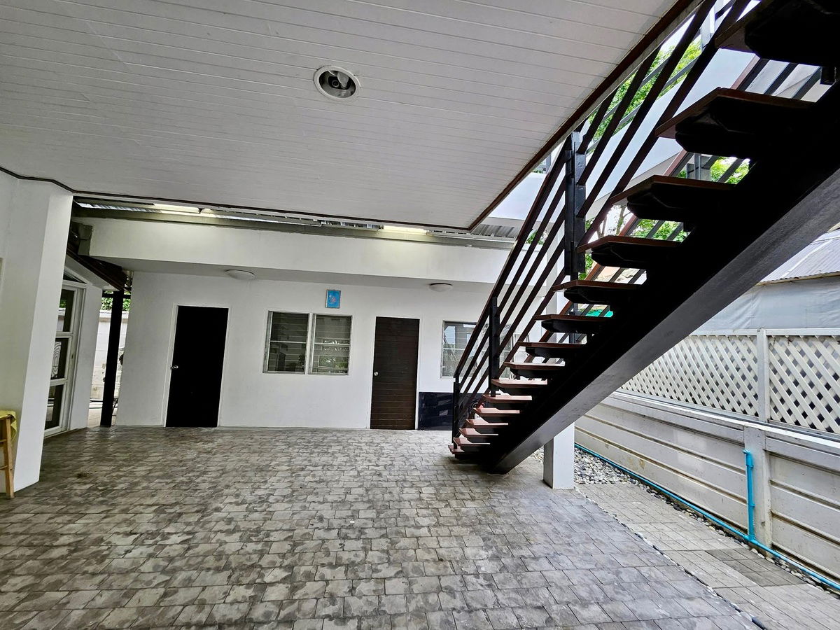 รูป ให้เช่าบ้านเดี่ยว 2 ชั้น Baan Ladprao 2 – ทำเลทอง เลียบด่วนเอกมัย–รามอินทรา บ้านหลังใหญ่ บรรยากาศร่มรื่น เหมาะสำหรับครอบครัวใหญ่ และ Pet Friendly - รูปที่ 7/31