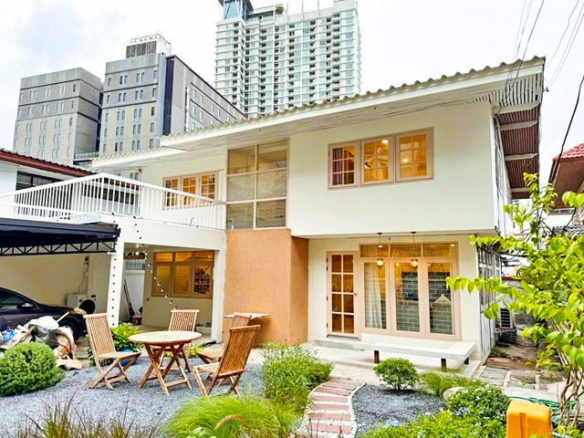รูป 4นอน ประชาราษฎร์บำเพ็ญ คฤหาสน์ ให้เช่าบ้านใหม่เอี่ยมสุดหรู 2 ชั้น 112ตร.วา. 352ตร.ม. MRTห้วยขวาง 900ม. รีโนเวทใหม่ จัดเต็มเฟอร์ฯ 2 น้ำ - รูปที่ 1/8