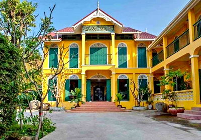 เช่าบ้านเดี่ยว เมืองเชียงใหม่ เชียงใหม่ : สนามบินเชียงใหม่5.16กม. พืชสวนโลก 3.3 กม. AIR BNB ให้เช่าคาเฟ่อาคารโดดเด่น 450 ตร.ม. 250ตร.วา. 6 นอน 6 น้ำ ถ.รอบเมืองเชียงใหม่