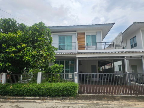 ขายบ้านแฝด หมู่บ้านกรูฟวิลล์ บางนา หลังมุม 3 ห้องนอน 2 ห้องน้ำ ใกล้เมกาบางนา เข้าออกได้หลายทาง