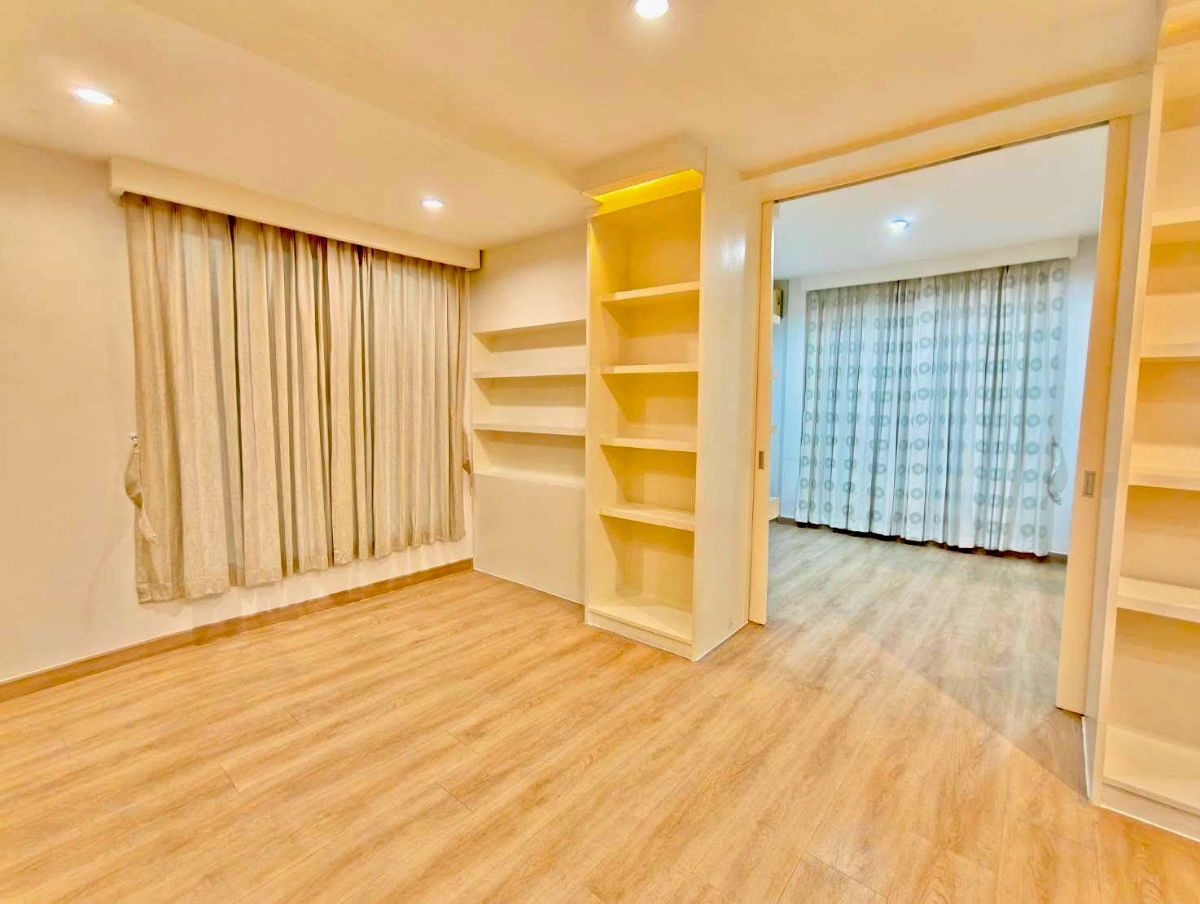 รูป ให้เช่าบ้านเดี่ยว 2 ชั้น Baan Ladprao 2 – ทำเลทอง เลียบด่วนเอกมัย–รามอินทรา บ้านหลังใหญ่ บรรยากาศร่มรื่น เหมาะสำหรับครอบครัวใหญ่ และ Pet Friendly - รูปที่ 13/31