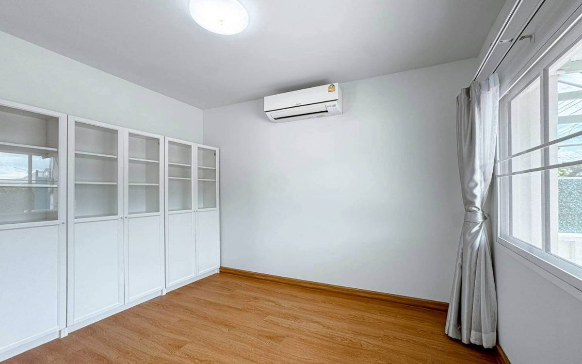 picture Semi-detached house for sale "The Village Rangsit-Wongwaen" in American Cottage style with independent walls giving the feeling of a single house. - 16/20