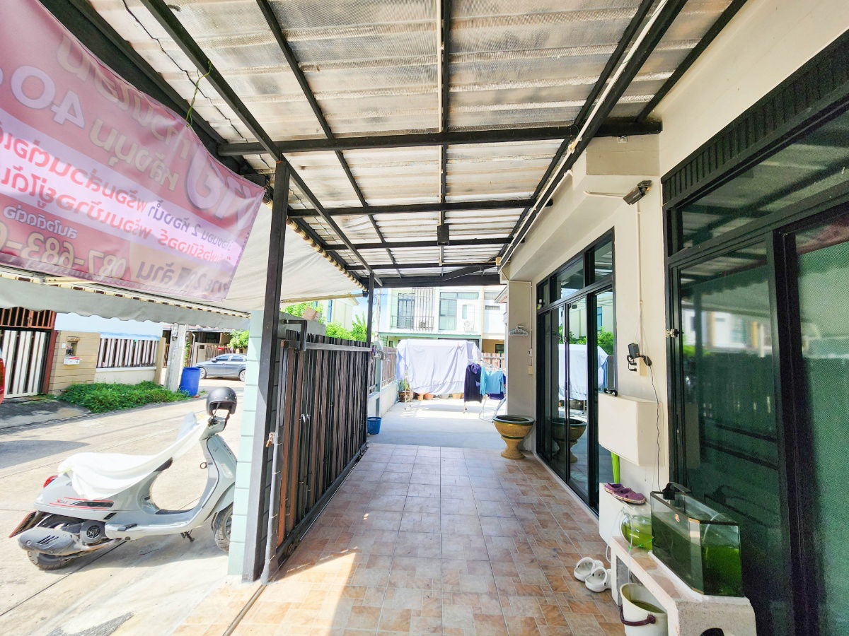 picture Fully furnished corner townhouse, ready to move in, located in Thanarin Village, Phra Samut Chedi, Samut Prakan. Spacious 41.6 sq.wah - 18/20