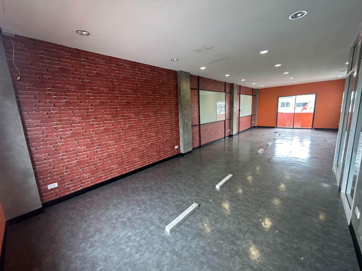 picture Prime Location Office for Rent on Liab Duan Road! 5-Story Building in Soi Nuanchan 31 (Only 10 m to Main Road), 32 sq.w, 4 Parking Spaces! - 7/13