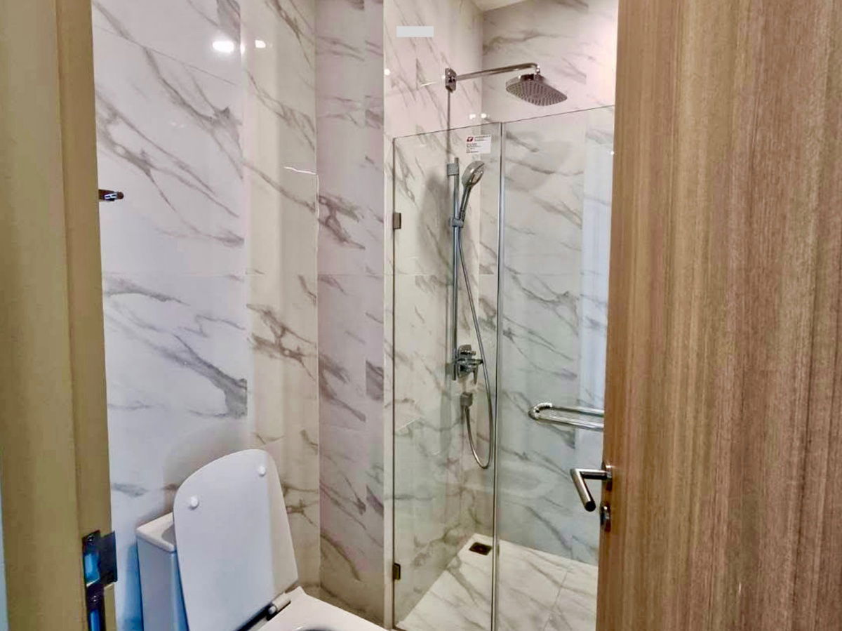 รูป ✨ For Rent: Noble BE19 – Luxury 1-Bedroom Condo, Fully Built-in & Move-in Ready, Prime Asoke Location - รูปที่ 13/24