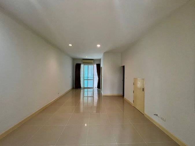 ขายทาวน์โฮม 3 ห้องนอน 167 ตร.ม. 28 ตร.ว. บ้านกลางเมือง เอสเซ้นส์ ศรีนครินทร์