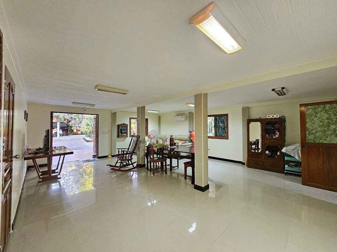รูป 🏡 ขายบ้านพร้อมที่ดิน ทำเลทอง! ลดราคาขายด่วน 🏡 📍 💰 ราคาพิเศษ: 15,900,000 บาท (ค่าโอนคนละครึ่งประมาณ 500,00💸 แถมพิเศษ: รับรายได้ปีละ 300,000 บาท  - รูปที่ 7/8